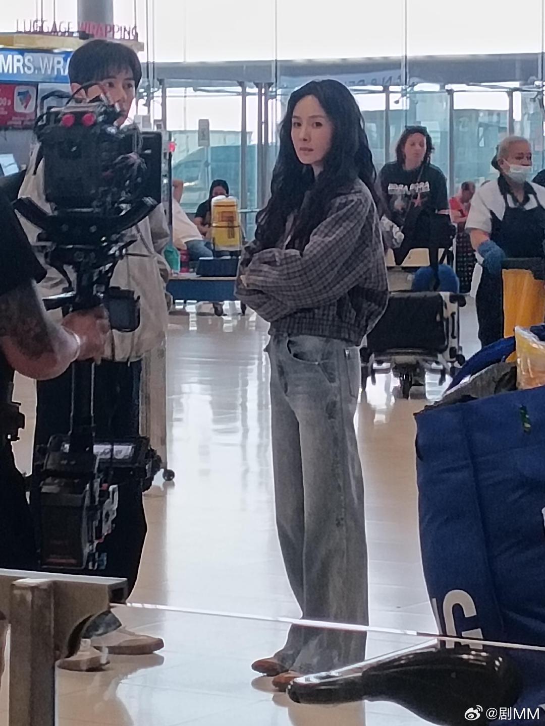 泰国素万那普机场偶遇杨幂网友在泰国素万那普机场偶遇杨幂拍戏，走到哪都能被认出来的