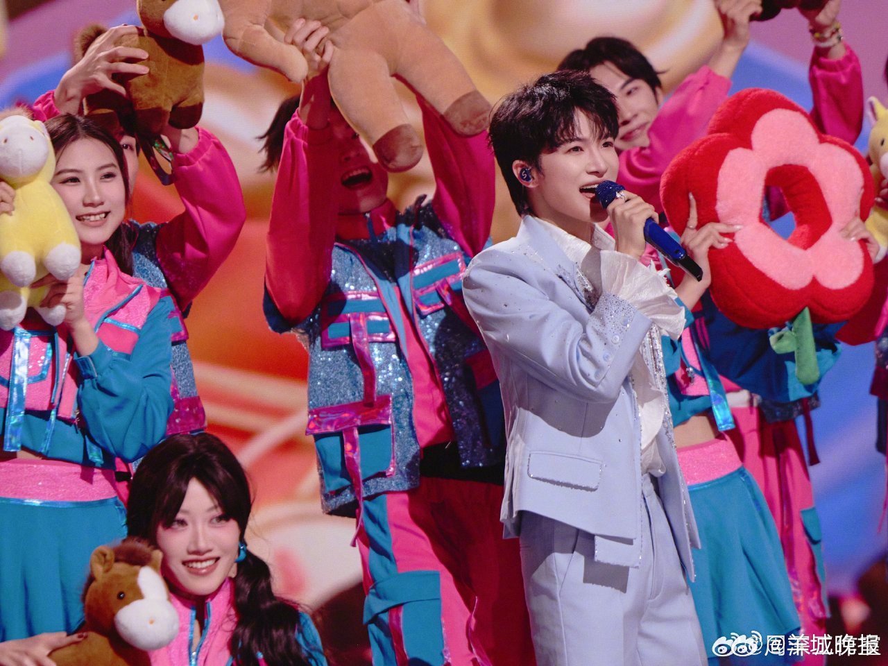 【#接住深深的祝福#】2月17日，歌手周深在2026#浙江卫视春晚#带来歌曲 《