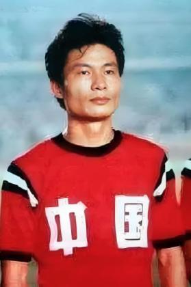 怎么办呢？要把职业化进行改造，可以职业化，但不能把职业化等同于商业化。
第二、中