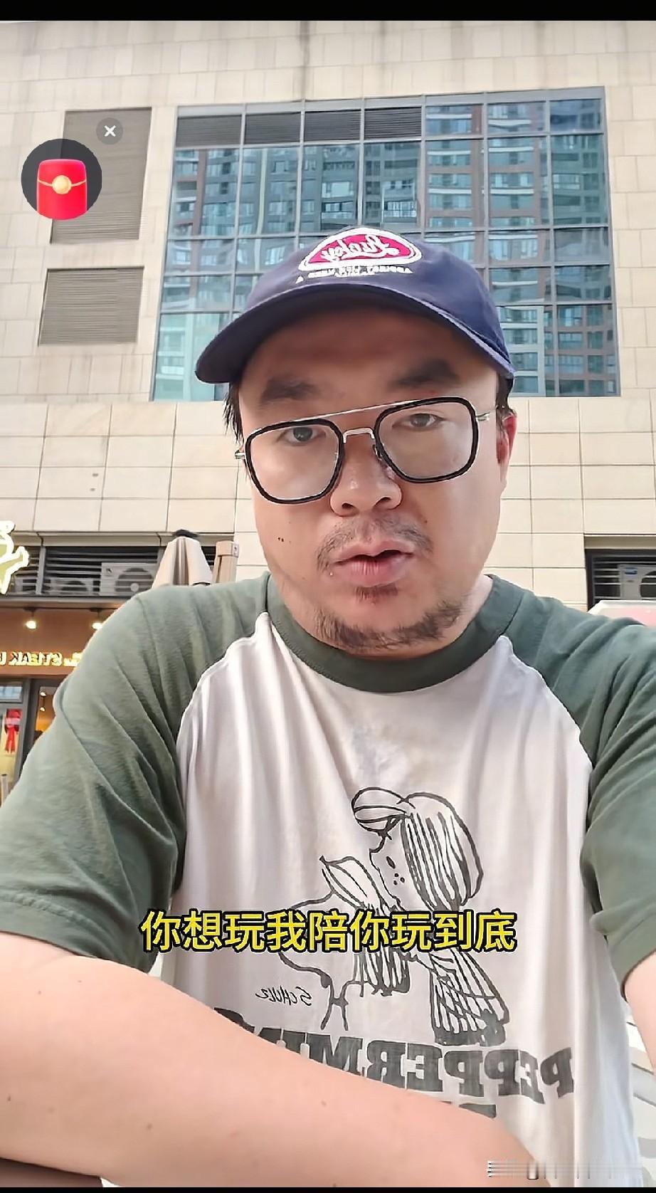 女孩一个人去店里吃饭，她坐在四人桌上，服务员过来客气的引导她，让她坐个一人桌或者