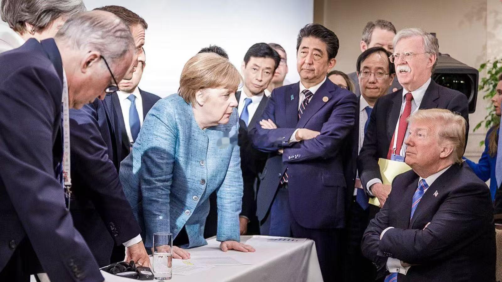 2018年 特朗普 被欧洲首脑围攻 图一2025年 特朗普 训诫欧洲各国 图二这