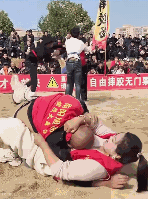 他不是生气，也不是因为鼻子疼，而是因为女子差点给他闷了。
不过，摔跤玩归玩、闹归