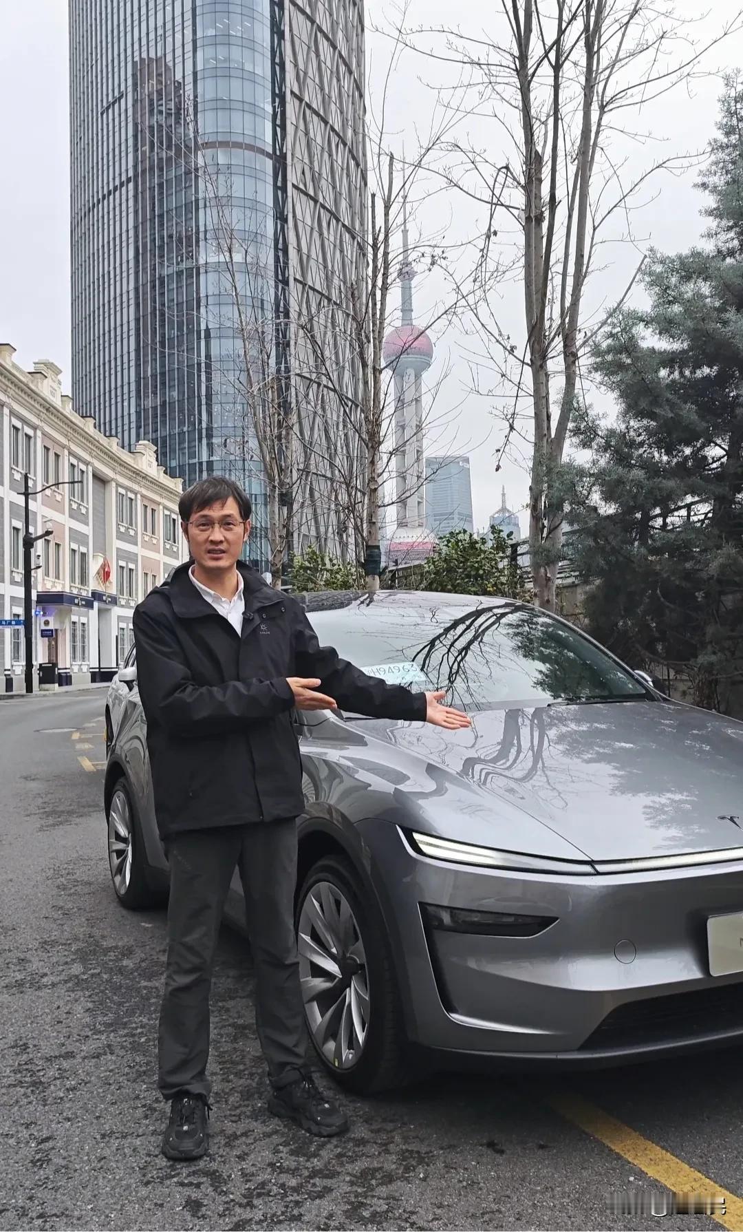 在上海闹市区试驾了特斯拉焕新Model Y，整体驾驶感很好，穿越隧道的时候，氛围