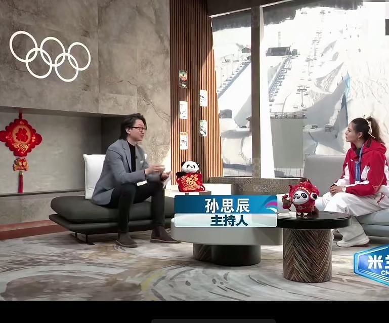 这位央视的主持人应该是无心之举，却被很多网友评论冷血。
在采访谷爱凌的时候，提到