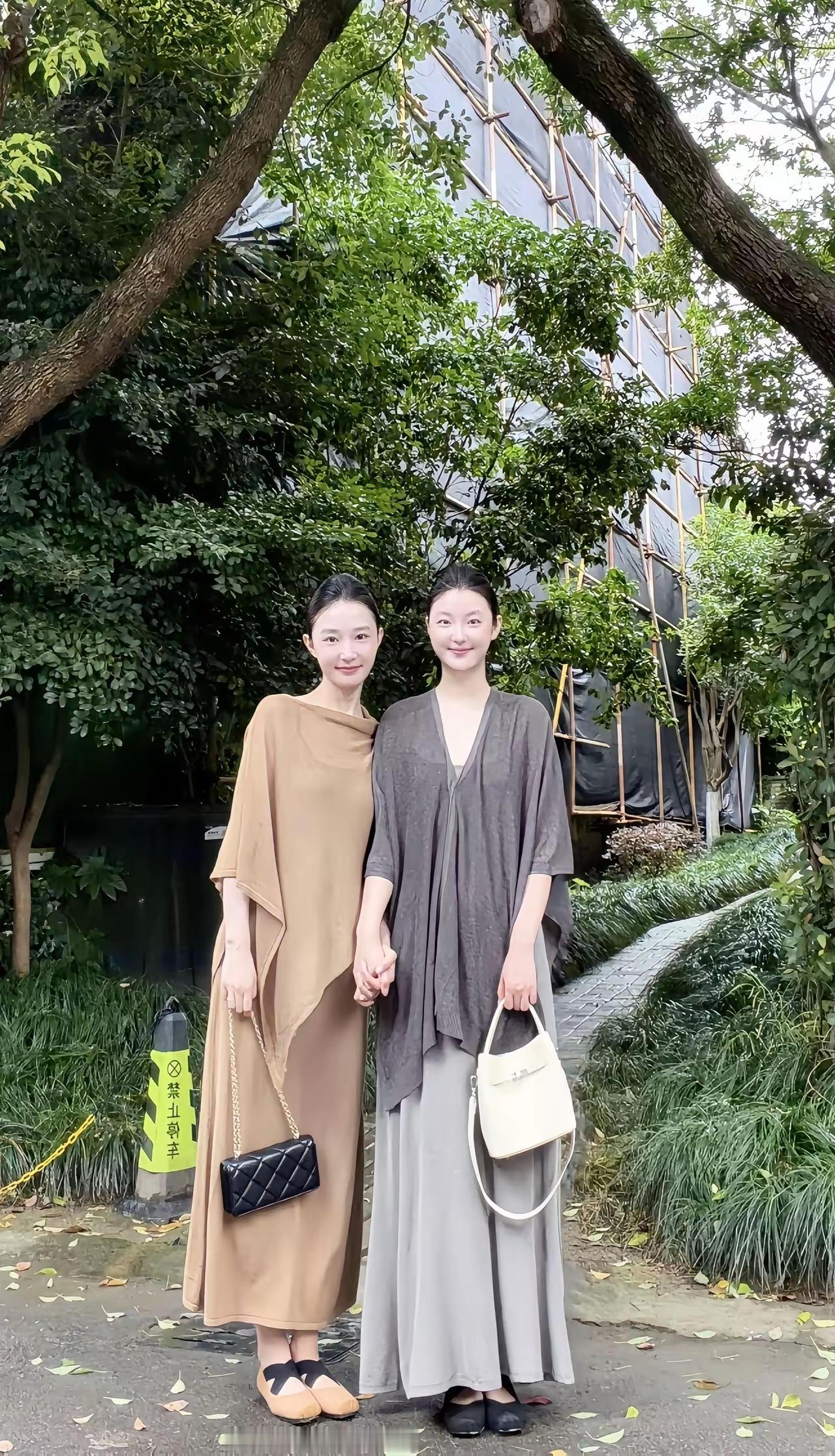 姐妹俩真有气质，右边的姐姐看起来更有福气一些。