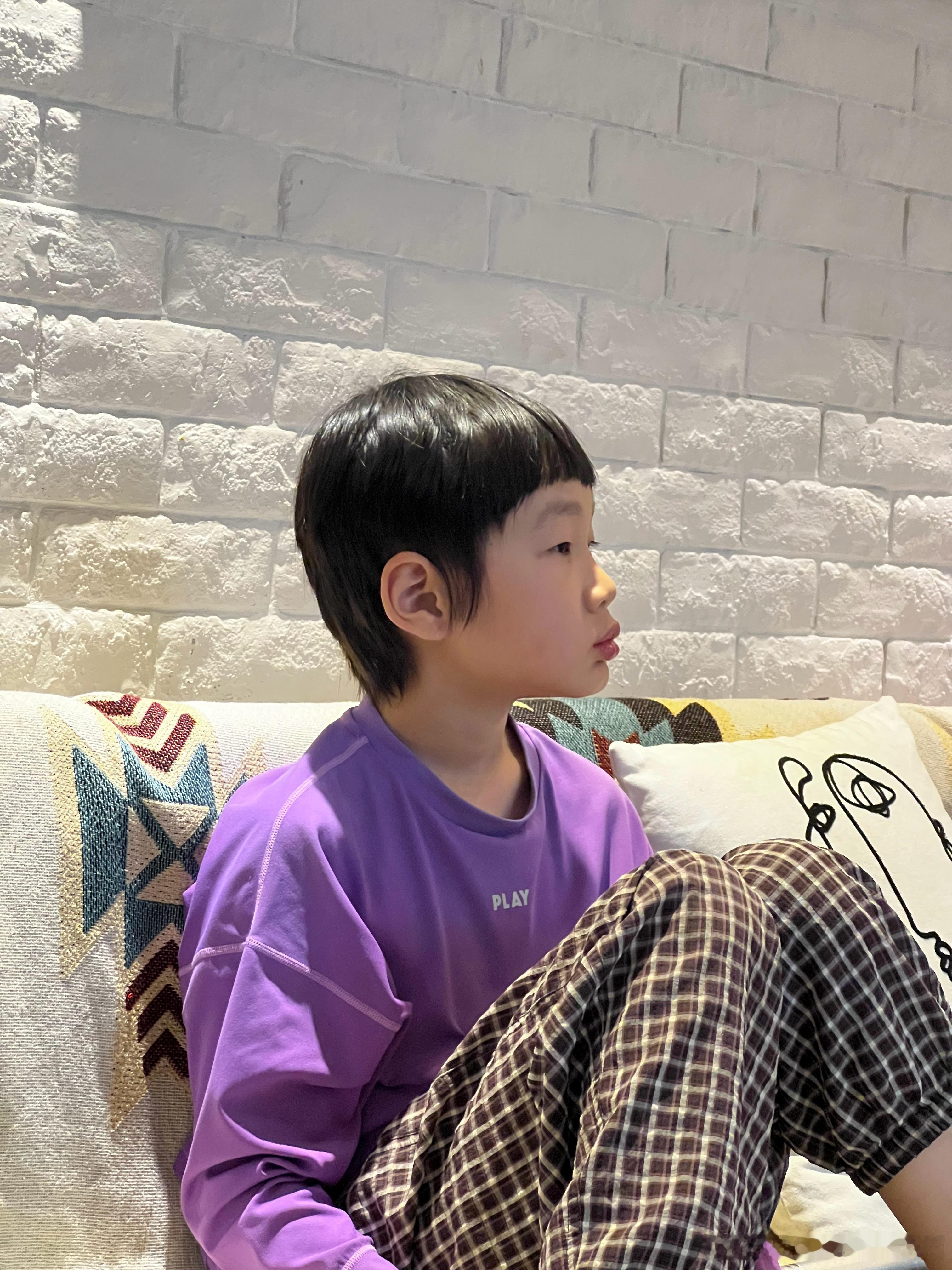 刘海剪缺了另外就是，这张脸露出眉毛真不好看