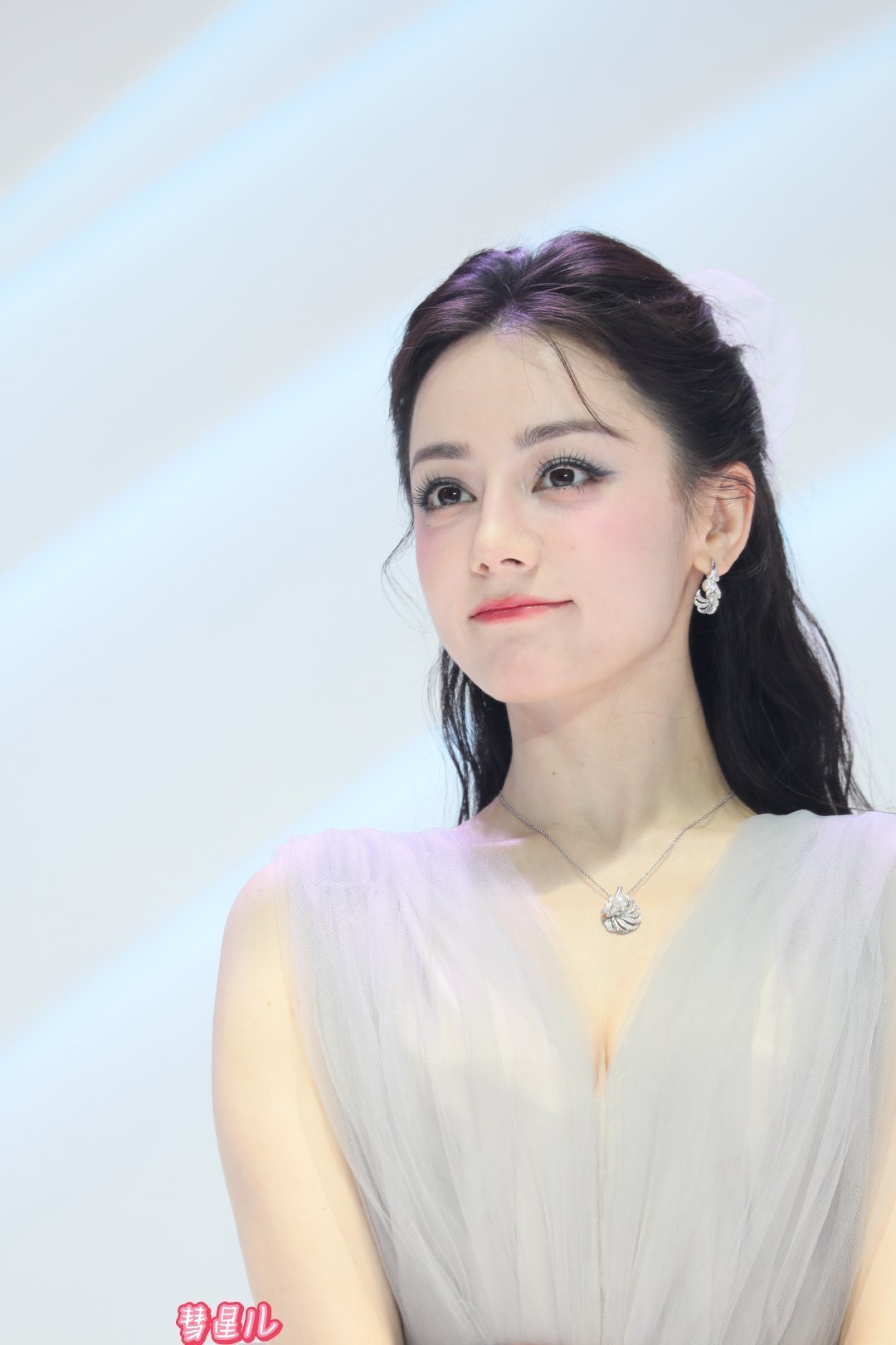 确认出席腾讯派对的艺人热巴宝贝又要惊艳我了！太棒了 ​​​