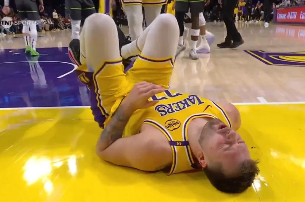 煮熟的鸭子要飞了。
在今天湖人和雷霆的比赛中，东契奇左腿筋拉伤，提前离场，情况很