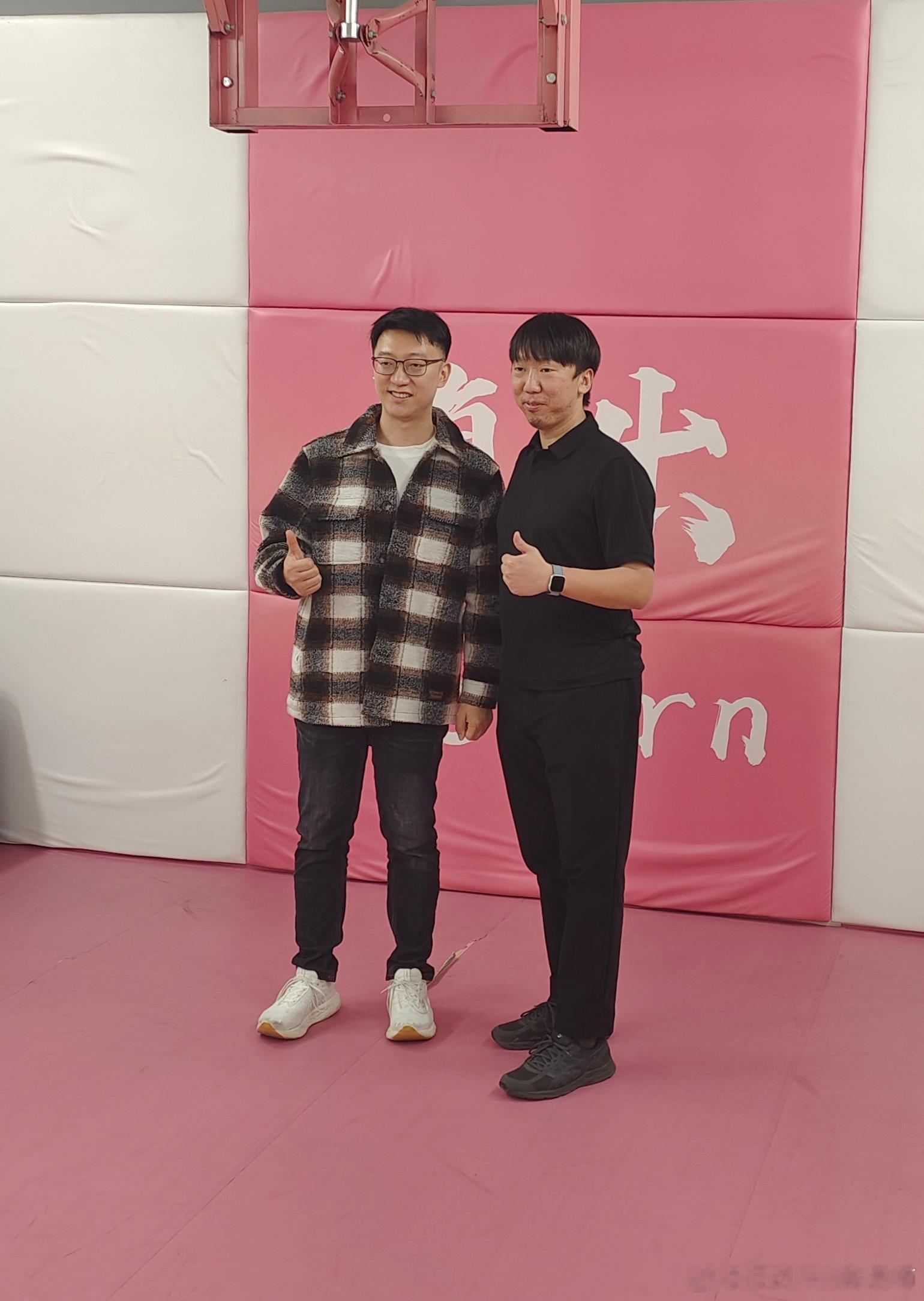 天知道我为了看起来能和顾老师一样高，腰背挺的有多努力[doge][doge] 