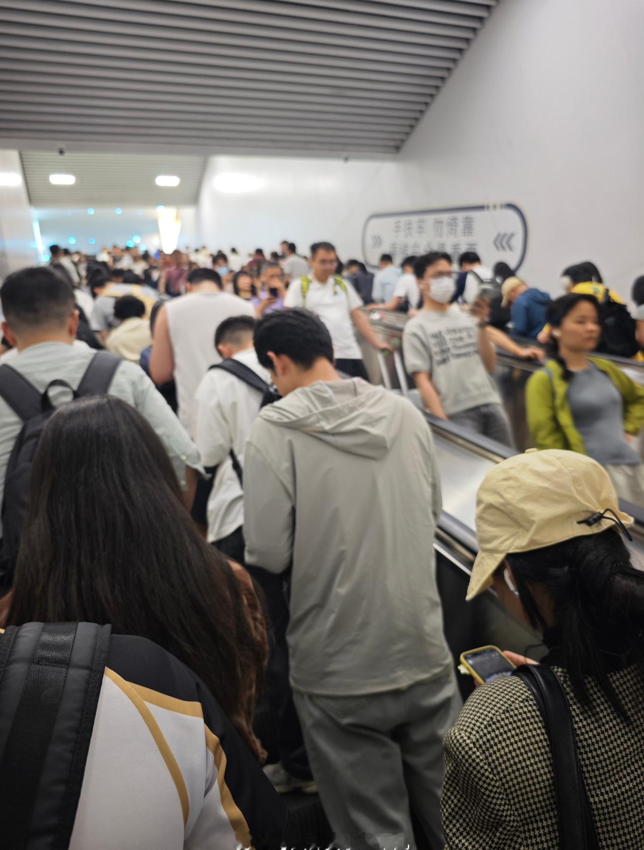 难得晚高峰在杭州坐地铁出行，杭州人坐地铁习惯很好啊，乘电梯两边都站立。点个赞  