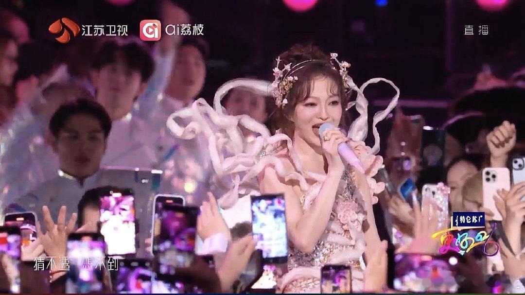 张韶涵全开麦太稳了 张韶涵发红包啦！大家都抢到了吗？今晚的江苏卫视跨年演唱会，A