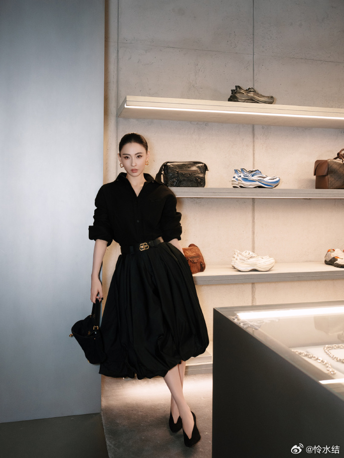 张柏芝线下活动状态超绝很难不被现场状态惊艳到，自带优越的面部骨相抗住近距离抓拍，