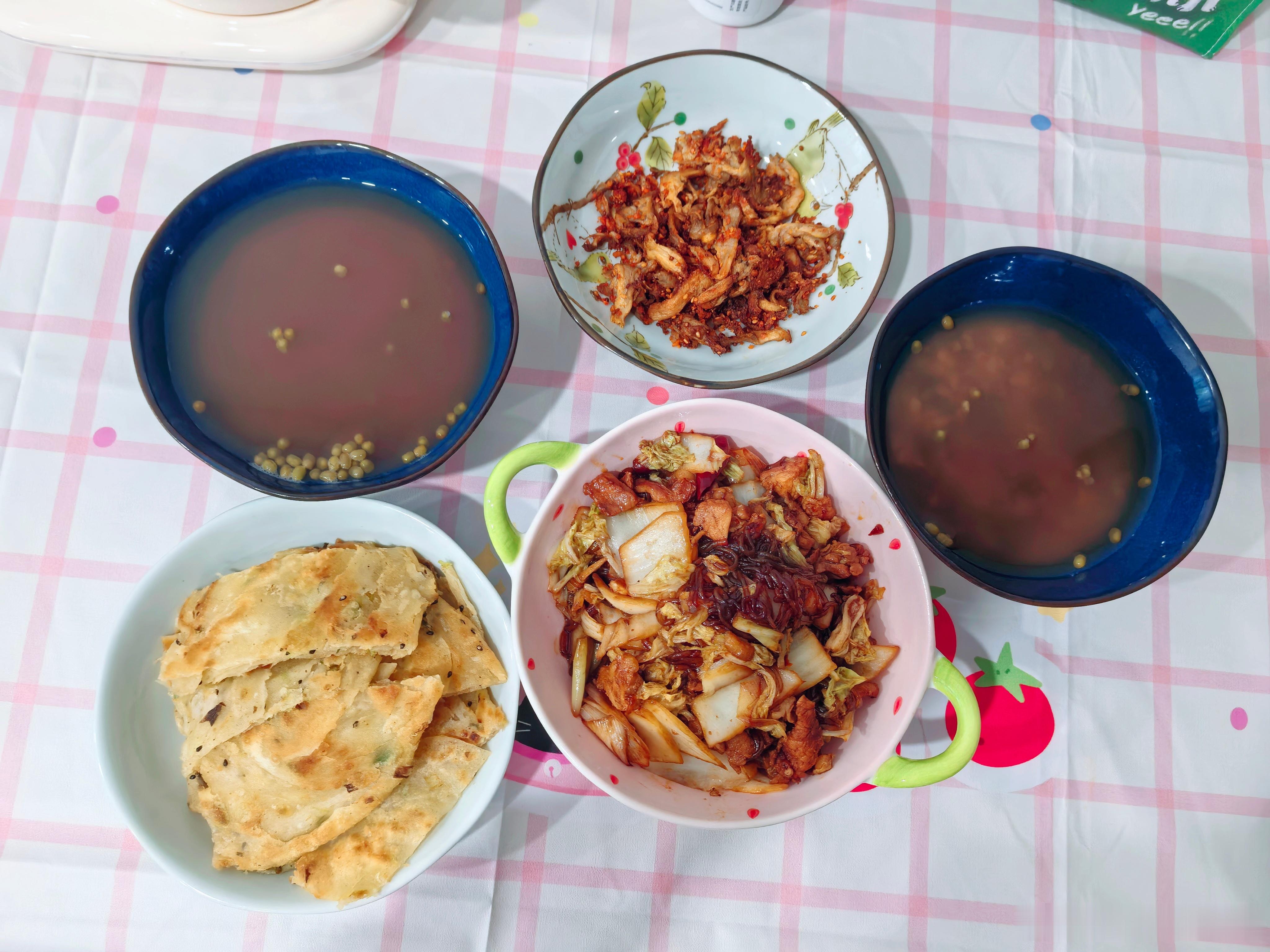 今日晚餐 熬了绿豆汤，烙了一个葱花饼，冰箱还有点平菇用空气炸锅给它烤了，大肉白菜