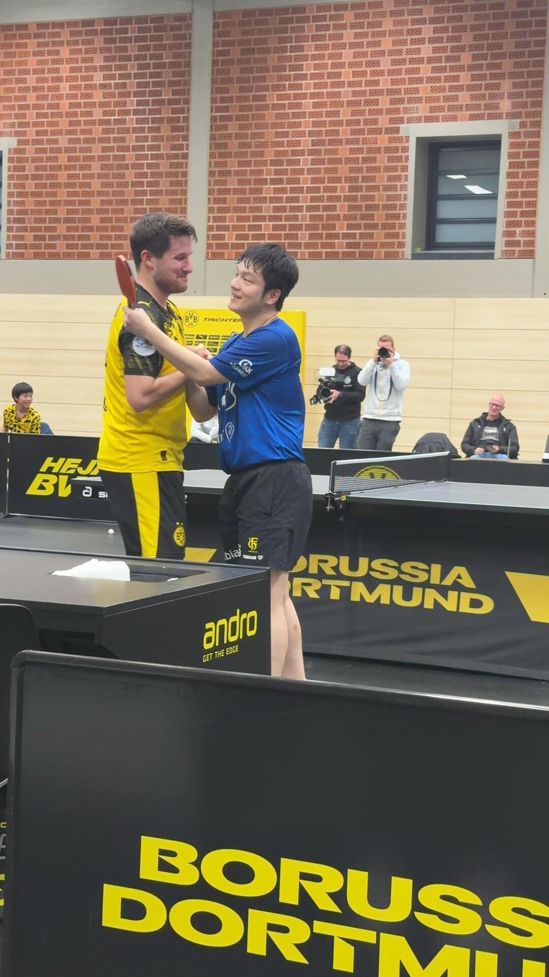 东哥和小伙伴相拥，都是很可爱的熊猫！
曾经的双打搭档，国际东走到哪里都是焦点，到