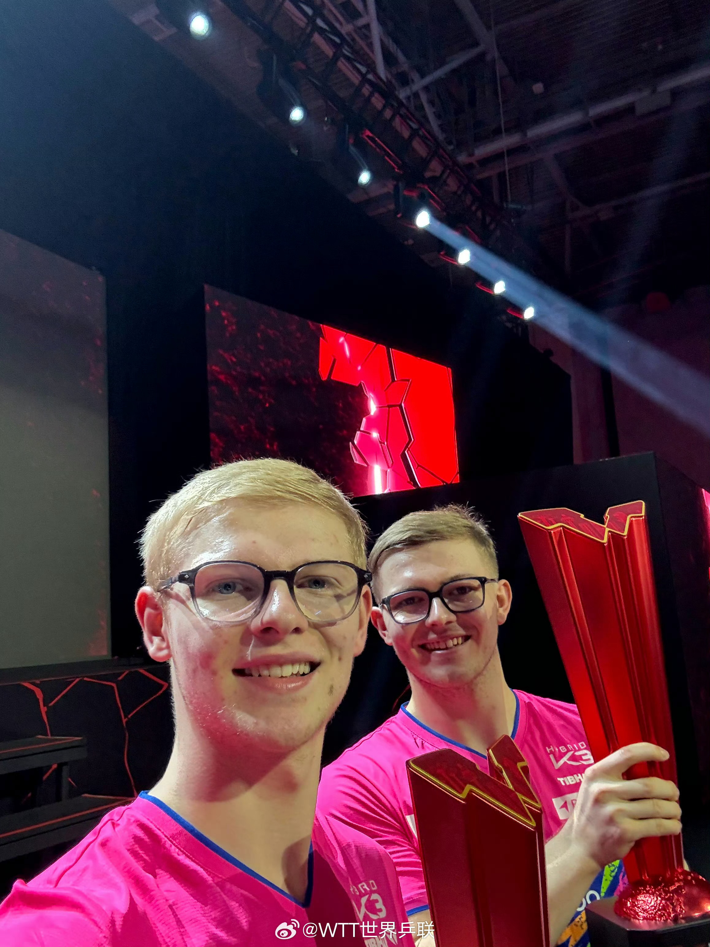 新加坡大满贯的女双和男双冠军，苹果盒（双女版）和大小布第一次捧起大满贯奖杯，洛杉