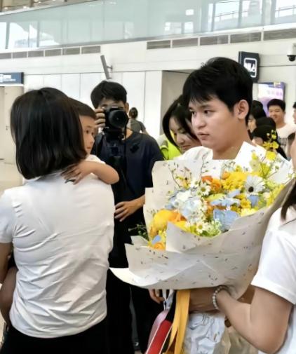 林诗栋夺冠回国，出机场那一刻，所有人都看傻了。国乒天才少年林诗栋回国落地那一刻，