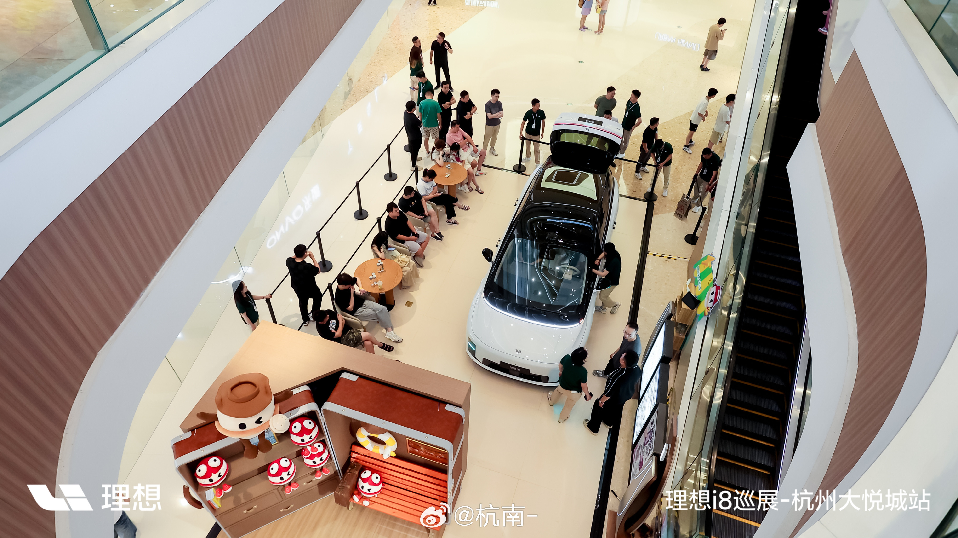 闪现 杭州大悦城理想i8 巡展大悦城这边放的也是一台白色的理想i8，相比较嘉里中