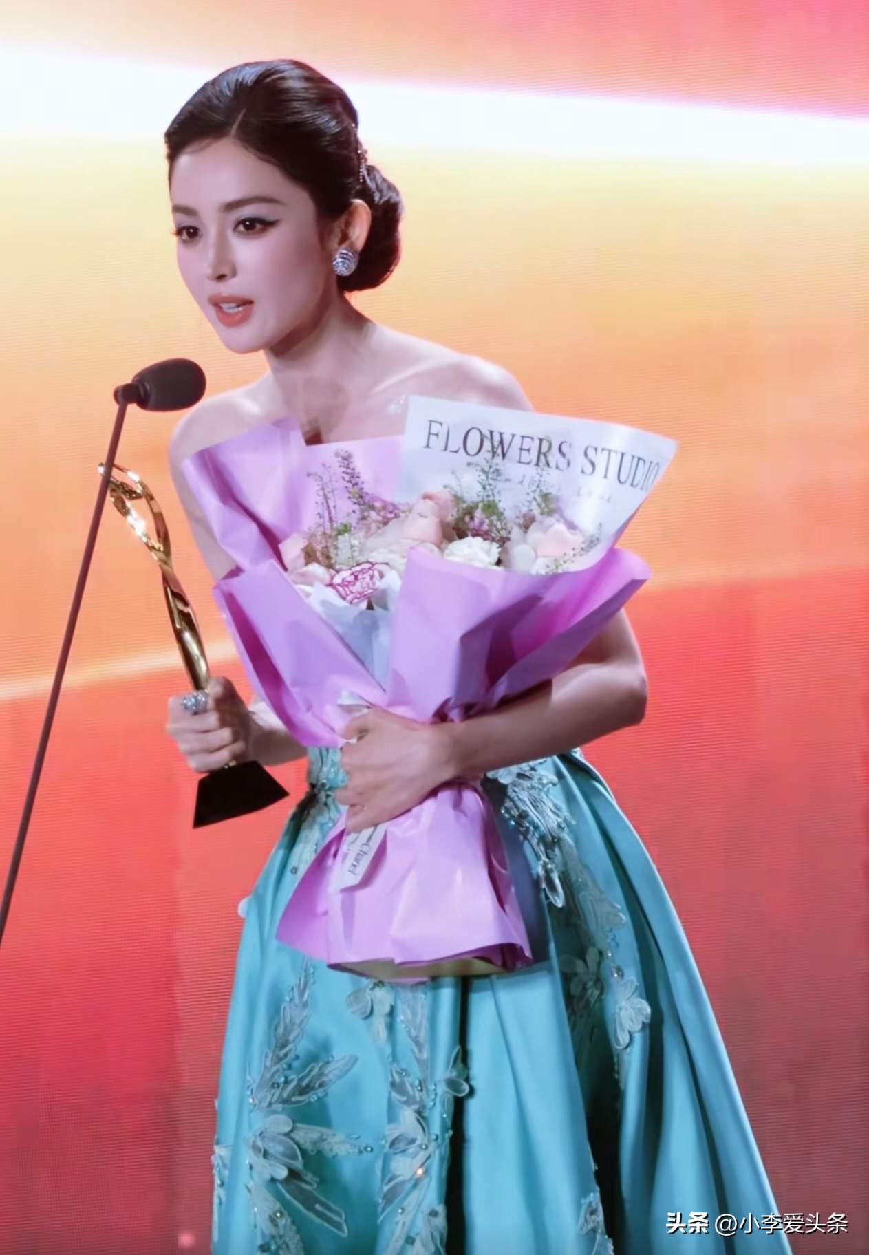 说句不好听的，
就古力娜扎这种长相，就算再过十年，恐怕也没有几个女明星的颜值能超
