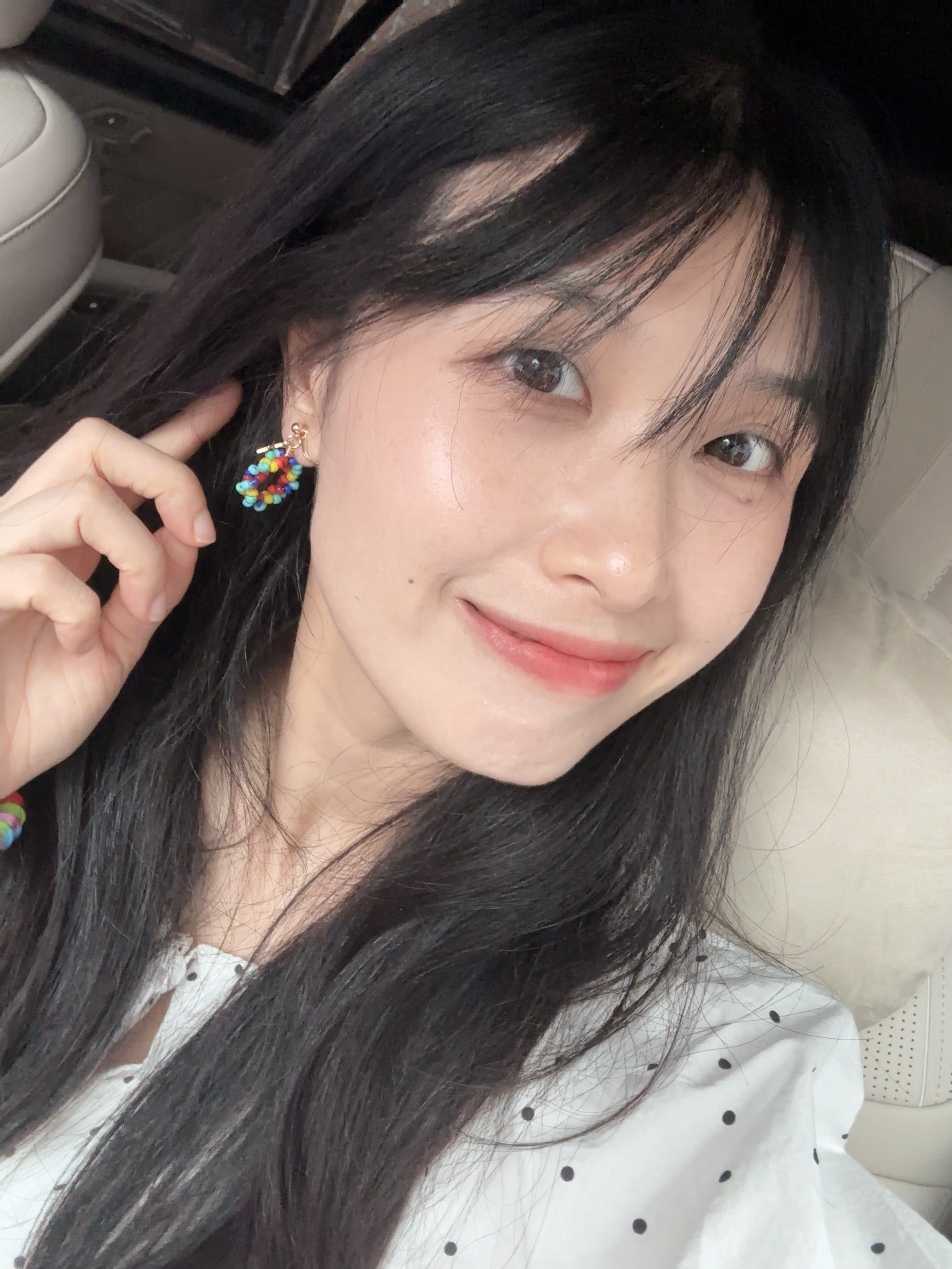 你说巧不巧，今天出门竟然带上了同色的耳夹和发圈，没有刻意安排…顶着老妈给我一刀剪