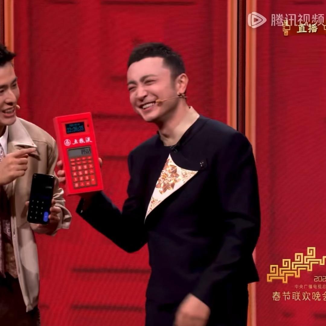 “我就擅长帮倒忙～”“我的手很酸。”“我终于和大家一样了！！”春晚一年一度小品哈