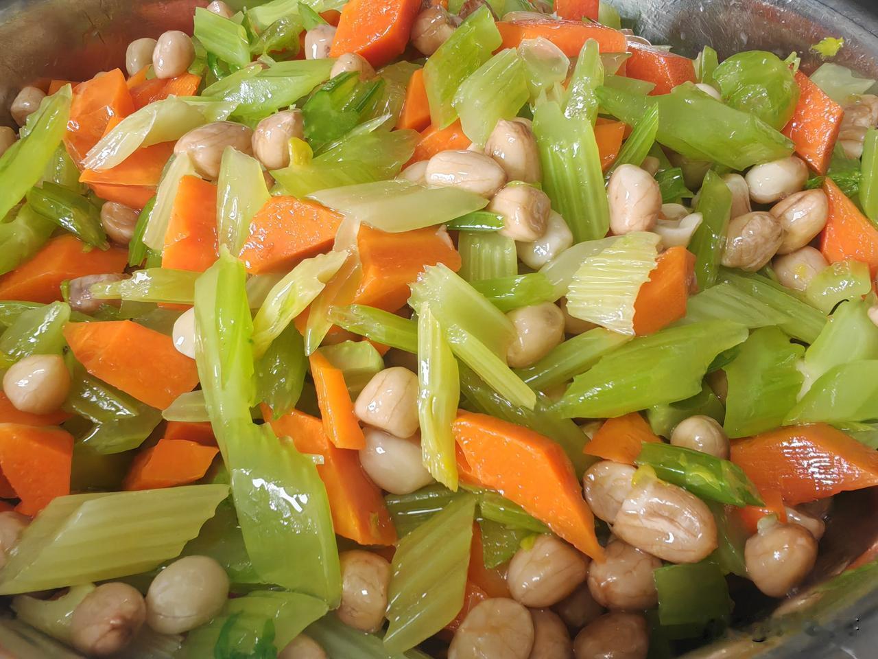 芹菜切段，胡萝卜切菱形片做配料。花生米提前泡发，入锅加八角桂皮煮五分钟倒出。
芹