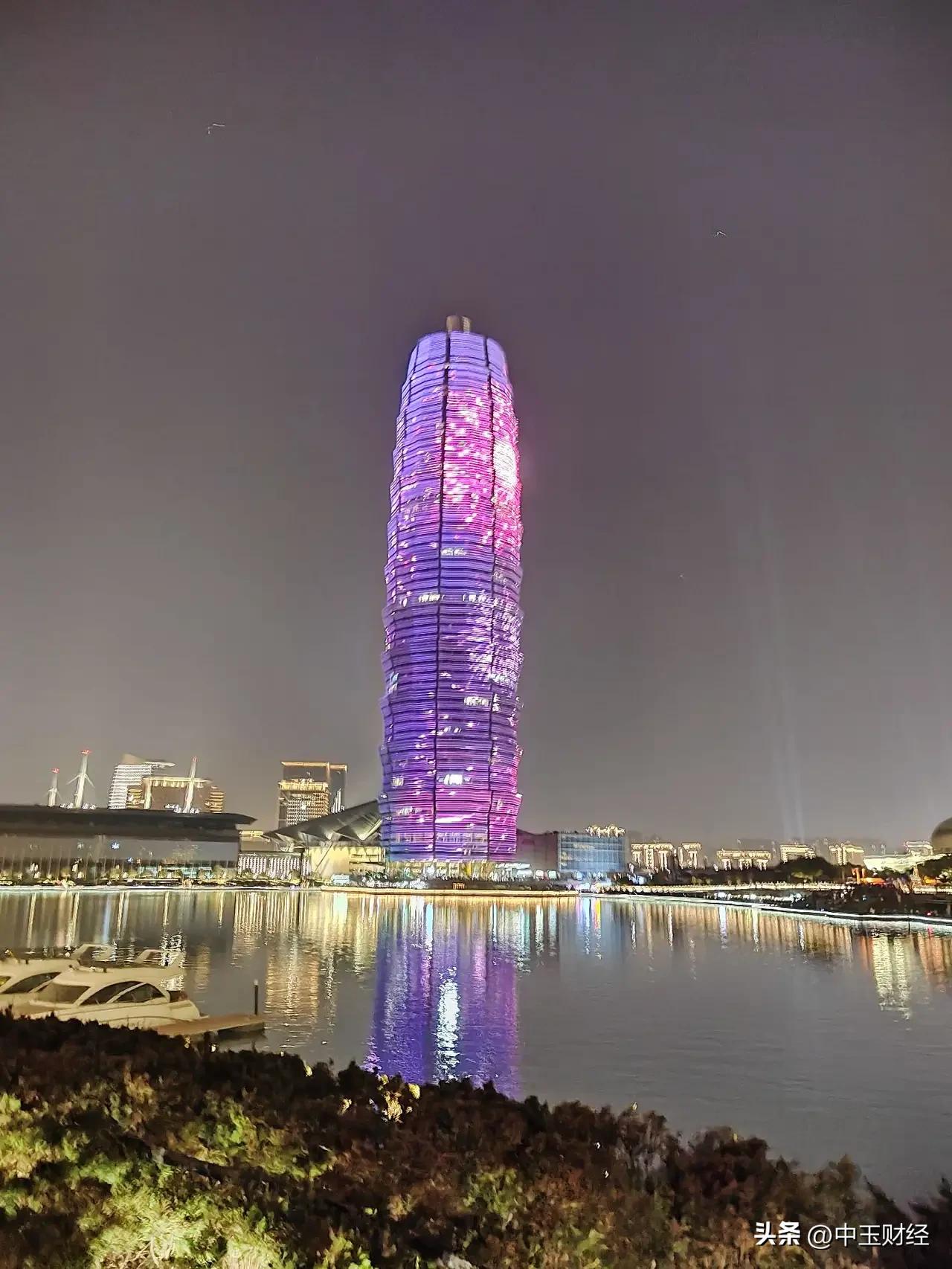 发一张图片，让我猜出你在哪里拍的这是郑州一处地标性建筑，你猜猜他是在哪里拍的吧？