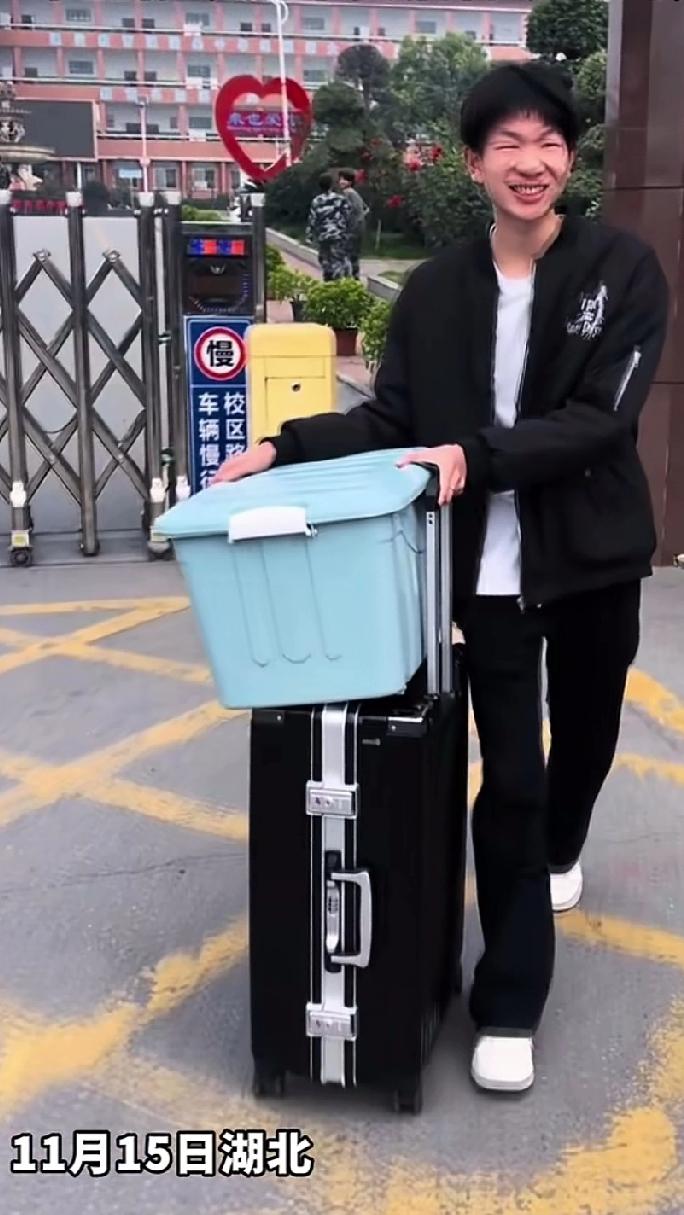 高二男生收拾东西休学回家了，在孩子迈出校门这一刻，显的格外轻松自在，满脸洋溢的笑