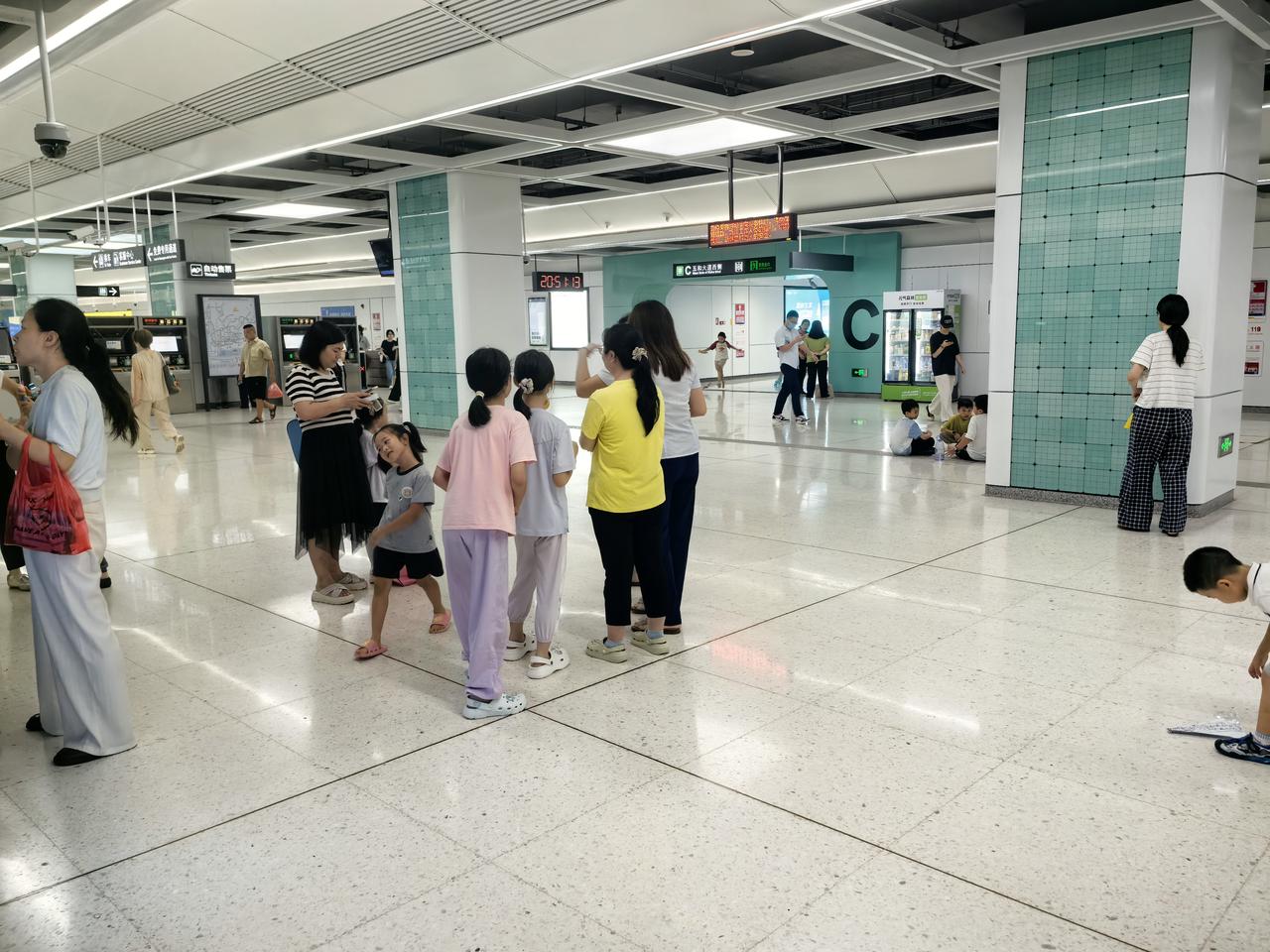 放假了，下雨了，地铁站火了！
变成了孩子们的游乐场了，地铁站兼职带娃场所这个功能