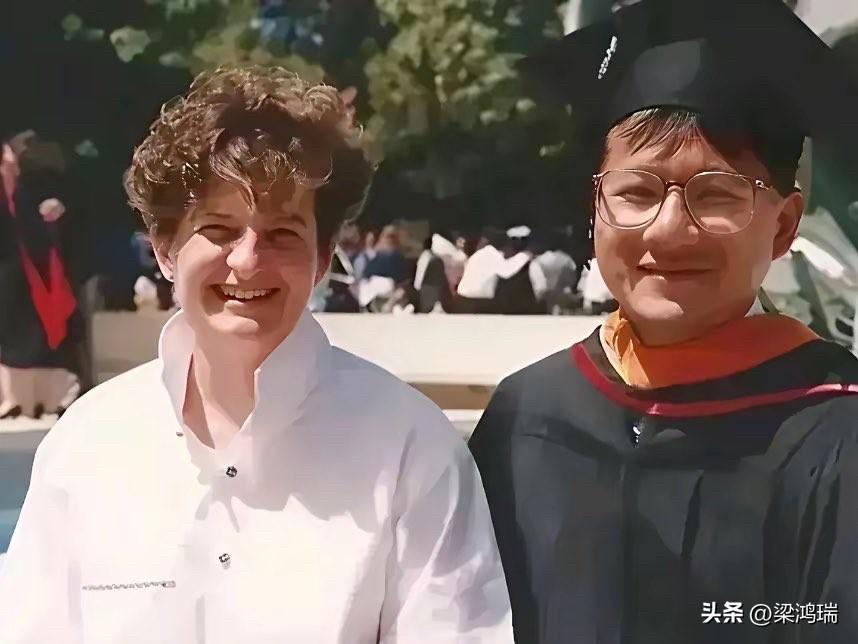 跟你说个真事儿，黄仁勋17岁追他老婆那会儿，刚跳级进大学。看上个大两岁的学姐，班