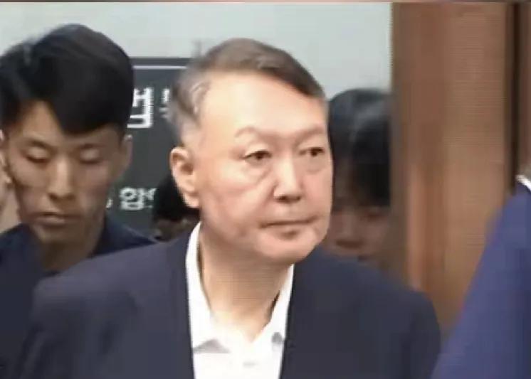 今天（9月26日），韩国前总统尹锡悦出席“滥用职权妨碍行使权力”案的第一次公审和