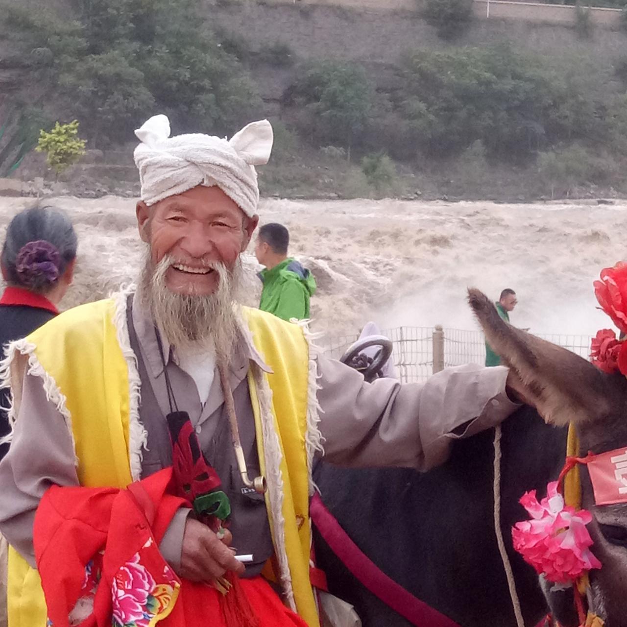 围绕壶口瀑布景区百元门票事件，网上十分热闹。
小伙感叹百元门票贵，只好外面看看以