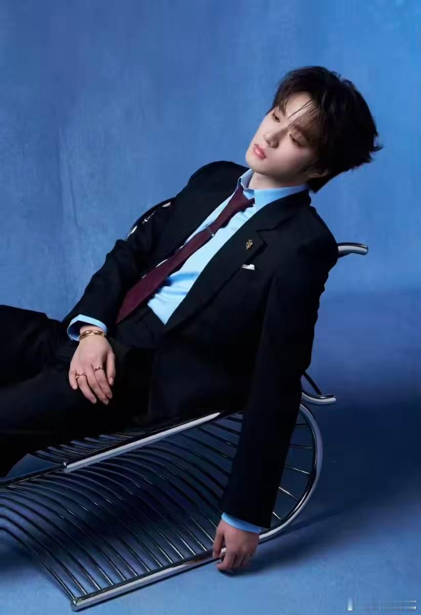 刘耀文张嘴就是告状微博之夜上，灯光突然晃到刘耀文，他眼睛一睁，马上跟旁边人“打小