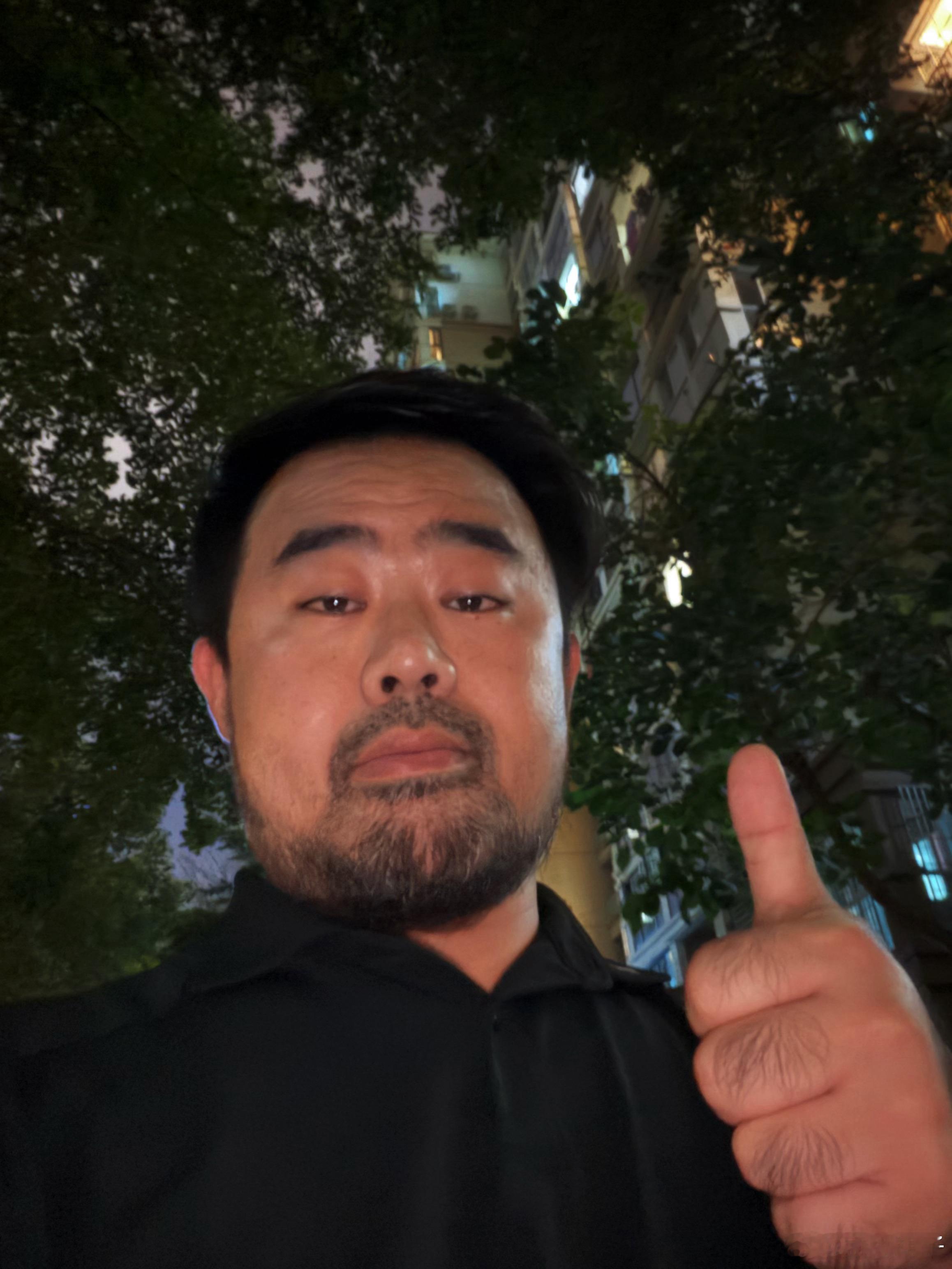 今晚瘦身计划是环小区10圈，目前第3圈，接下来7圈要开始边走边扭腰了