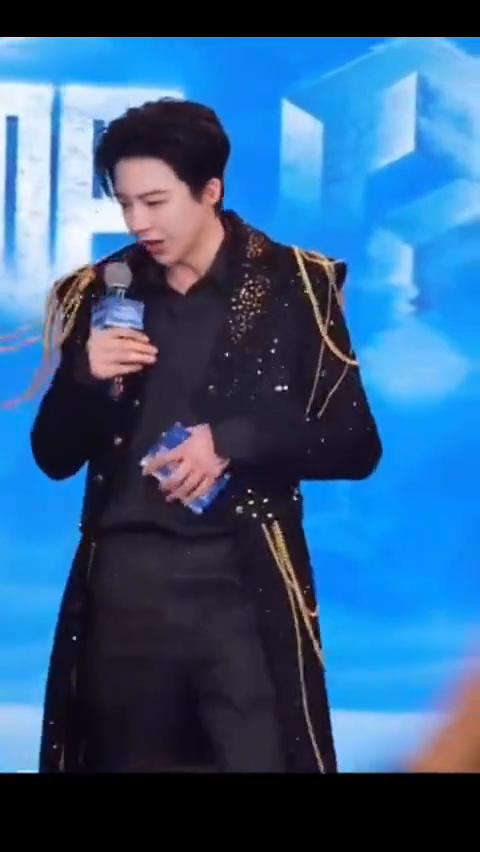 唱唱自信自信，你管的对不对？对。打招呼，刘宇宁你的骨盆没有打招呼，你的骨盆不礼貌