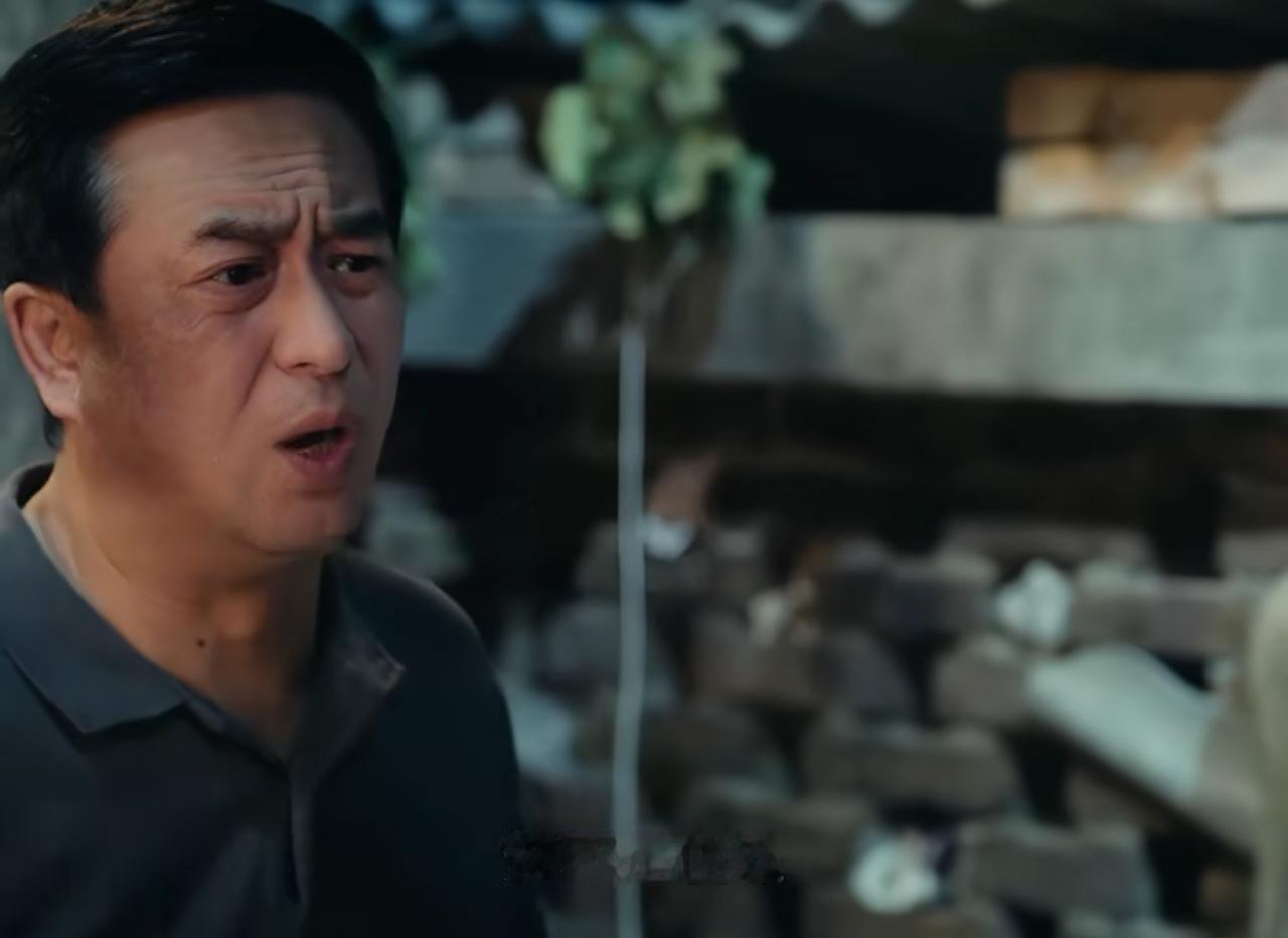 这次老舅胡三元算是抓住了机会，直接把花彩香推到家门口，留了下来！
其实花彩香也没