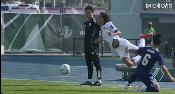 比赛很激烈！小仓幸成边线附近抢球，直接铲飞叙利亚球员