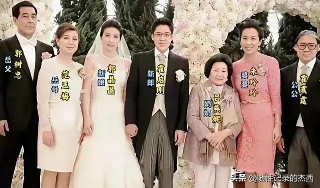 郭晶晶的爸爸身材好高挑，是双方亲人里最高的一位，站在那里一眼就能看见，晶晶的五官