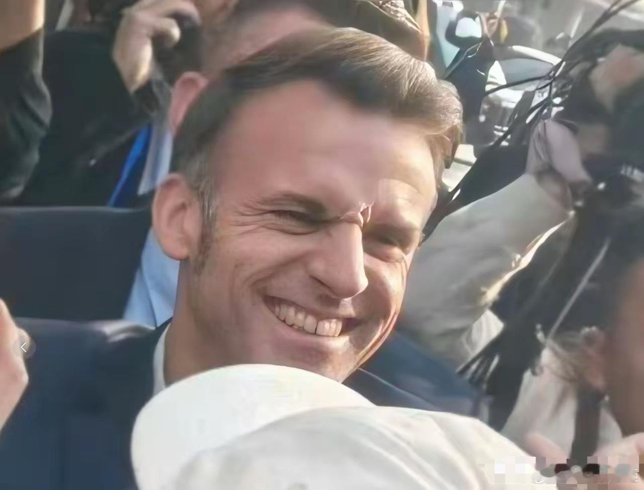 老马来中国这嘴就没合上过在法国支持率都快跌成个位数了，来中国终于体会到了什么叫热