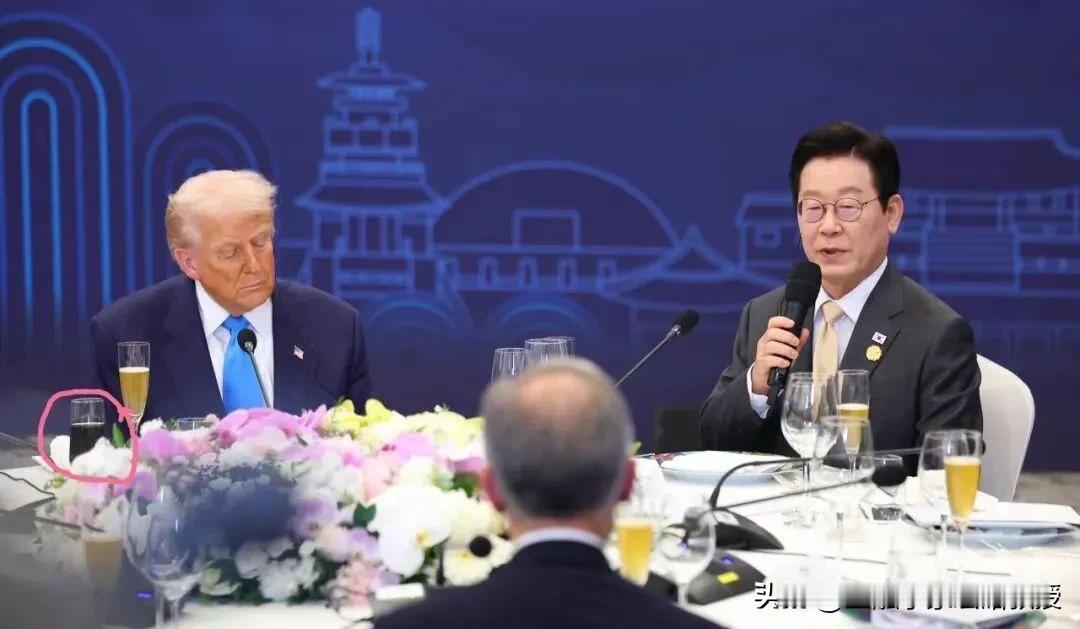 还是希尔顿酒店的芝士汉堡让特朗普有宾至如归的感觉啊！特朗普吃完后高兴得跟希尔顿酒