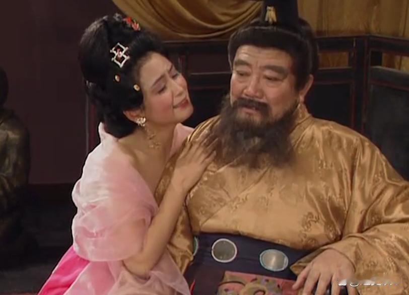 《三国演义》中最愚蠢的人物是谁应该是董卓吧，明眼人一看，就知道王允在用貂蝉离间他