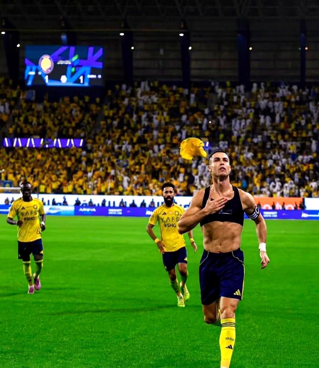 38岁还能跑出28球，不是靠天赋，是靠每天比别人多练一小时。
哈兰德半夜发训练视