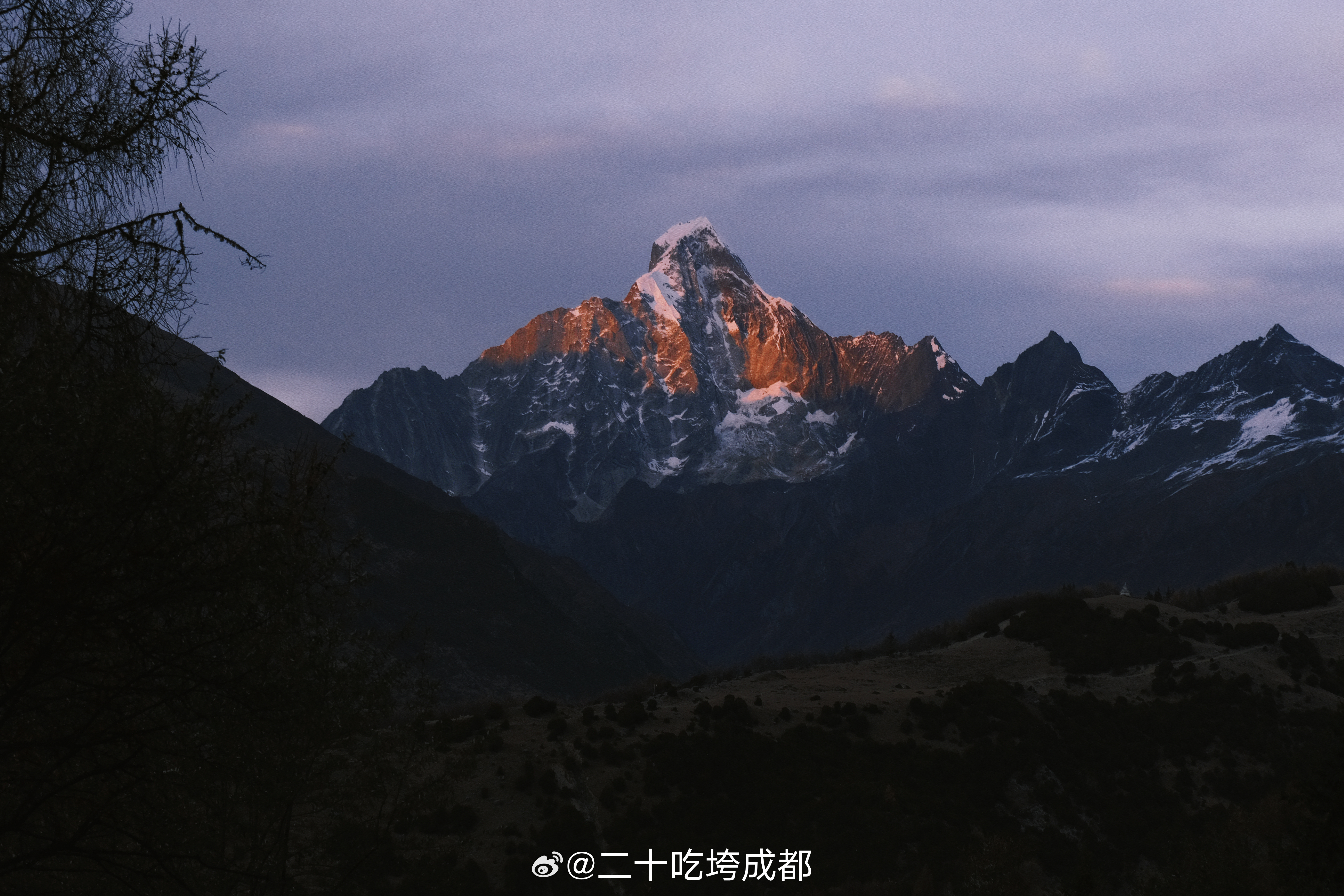 运气好的人才能看到四姑娘山的全貌。从左到右，幺妹儿峰，三峰，二峰，大峰。 