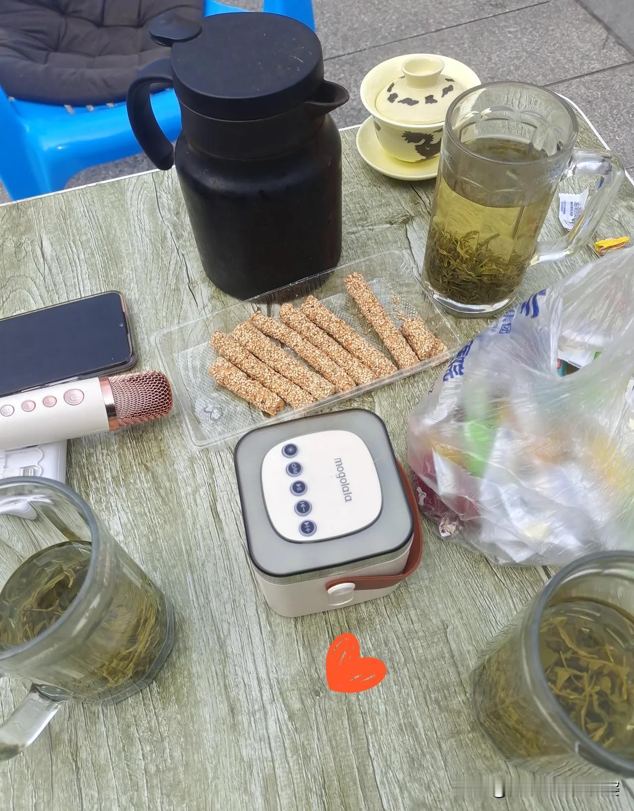 奉劝各位茶友
平时没事还是少喝茶
前阵子有个邻居走了，他一辈子也没什么爱好，就是