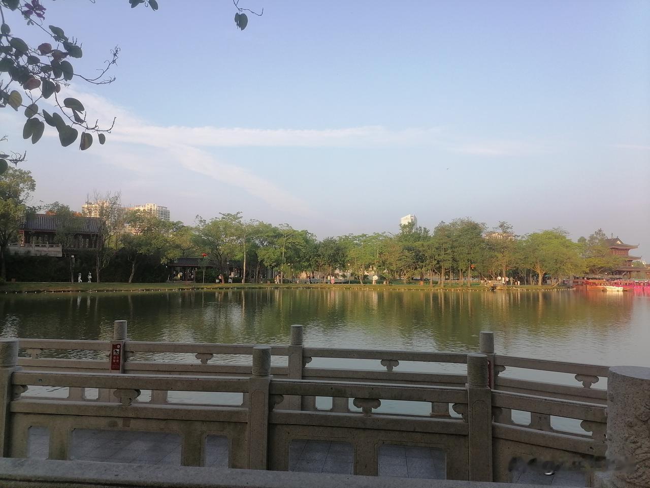 茂盛的树木，漂亮的花花草草，湖光潋滟五光十色，还能一睹美女芳容，非常惬意！