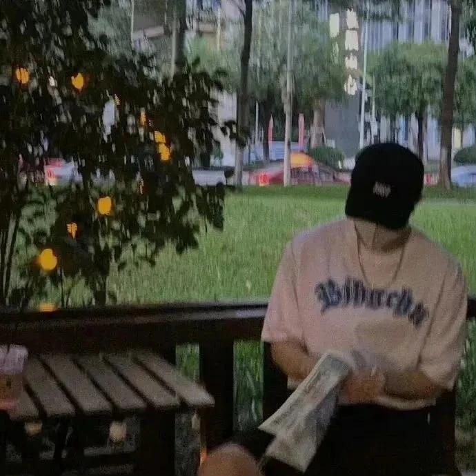 青春，在指缝间悄悄流逝#始于年少青春# #青春的执念# #把青春当掉# #青春不