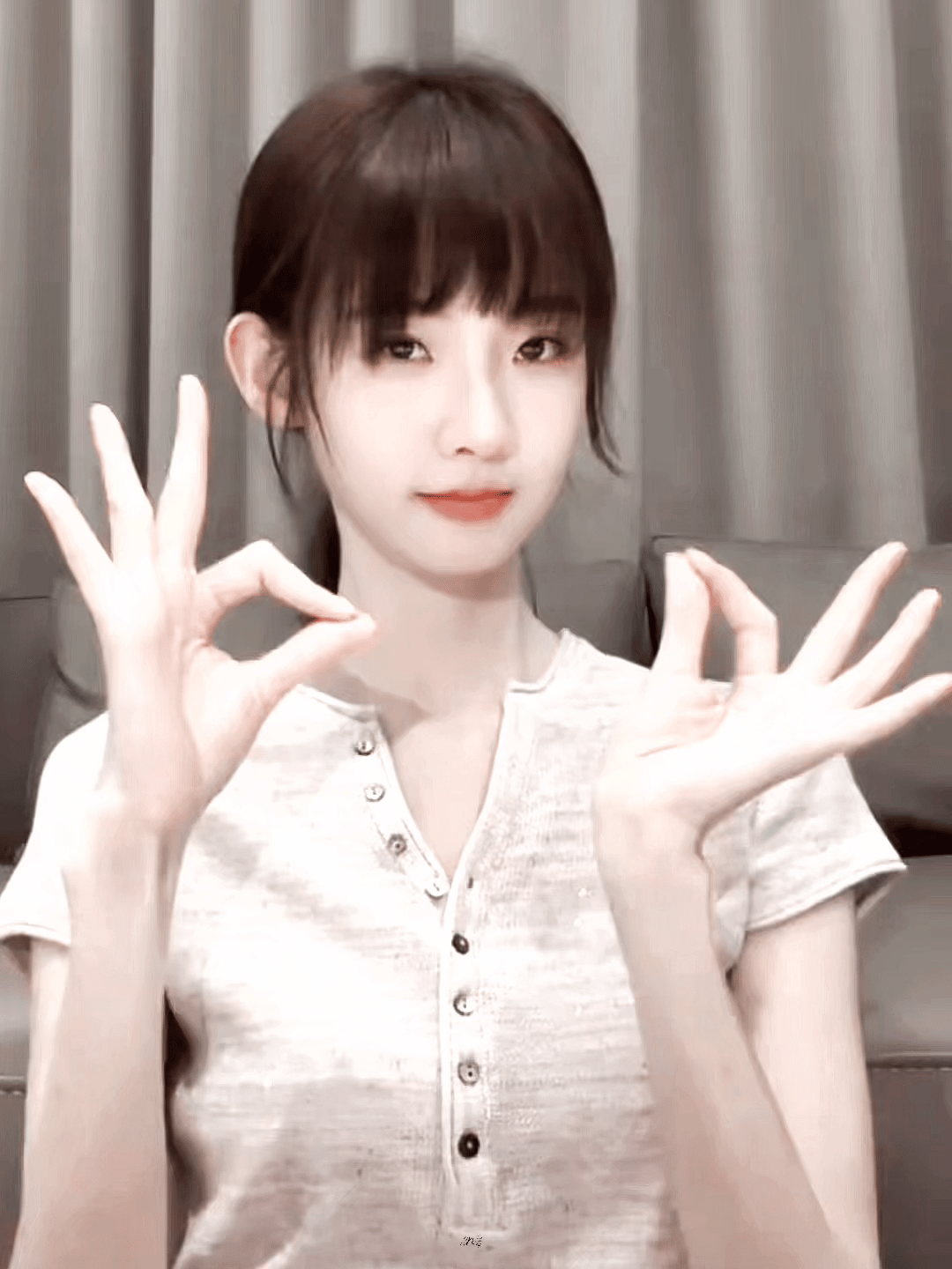 张艺凡跳了鱼块摇谁懂张艺凡的手张艺凡跳鱼块摇时流畅的手腕动作，尽显芭蕾功底，一双
