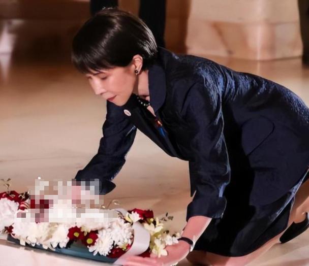 [浮云]高市早苗想用下跪换国运，拜了靖国神社又跑澳大利亚演戏，还想来深圳APEC