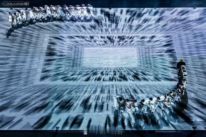 周震南演唱会国际获奖 周震南对待舞台好真诚。看「Love & Desire」的视