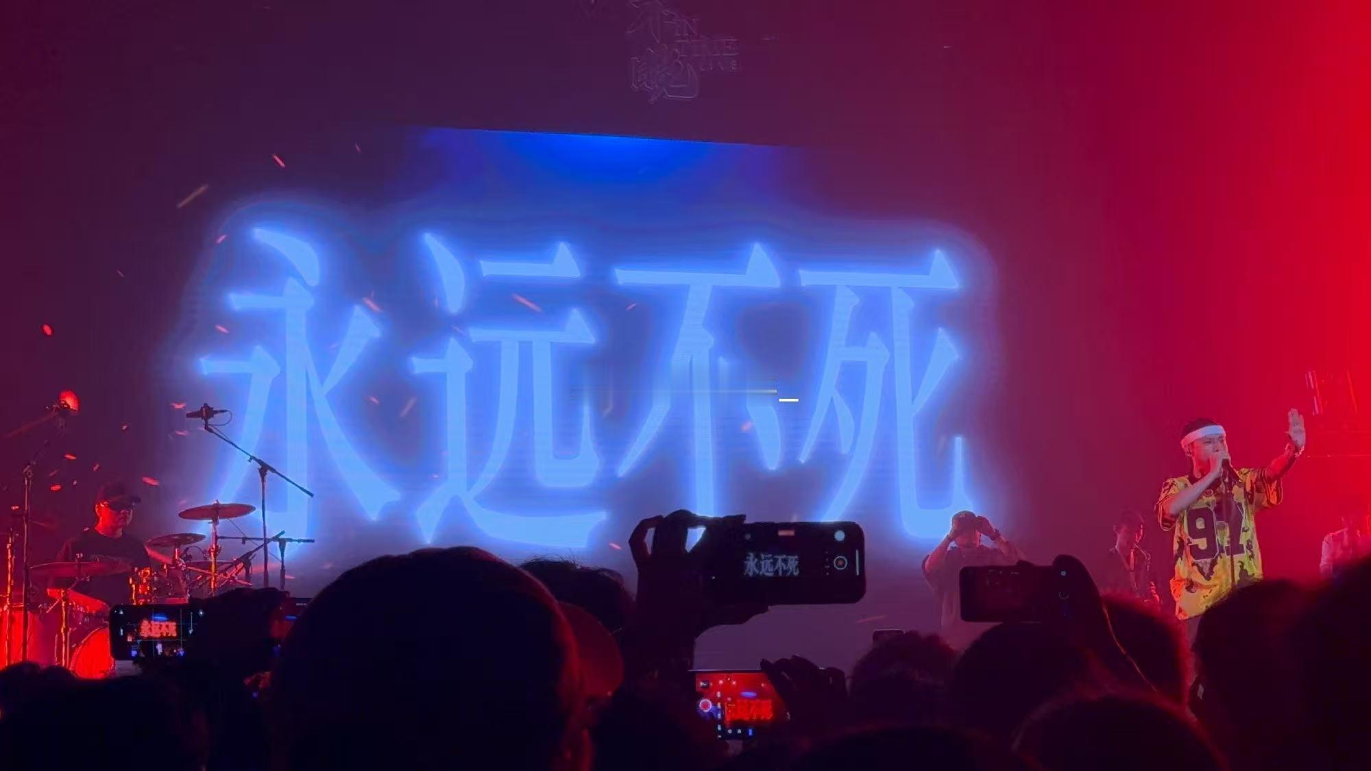 谁懂这种被偶像记挂的快乐！布瑞吉把粉丝的难题放在心上，把“永远不死”的鼓励谱成歌