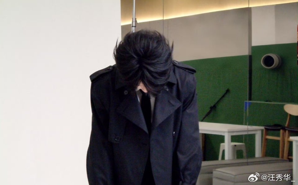 穆祉丞黑色风衣 太湖湾公式照鲨疯了🔥！黑风衣一穿，弟弟秒变氛围感老公，舞台见！